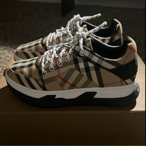 Brand: Burberry Size: Euro 33/ US 2.5 Color: Tan, Black, White, & Red